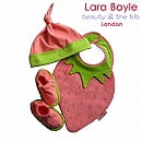 Lara Boyle（ララボイル）　『ビブ・帽子・ブーティ』　ピンク系